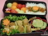 Bentô #3: Yakitori, japanischer Gurkensalat, Reis mit Karotten-Sesam-Furikake und Melone