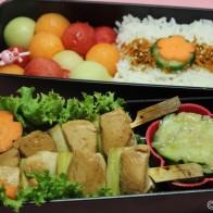 Bentô #3: Yakitori, japanischer Gurkensalat, Reis mit Karotten-Sesam-Furikake und Melone