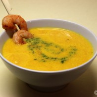 Karotten-Ingwer-Suppe mit Garnelen